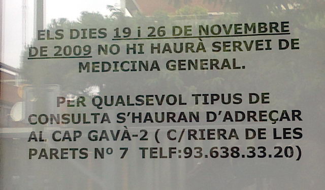 Cartell penjat al Centre Cívic de Gavà Mar anunciant que no hi haur medicina general al CAP de Gavà Mar els dijous 19 i 26 de novembre de 2009